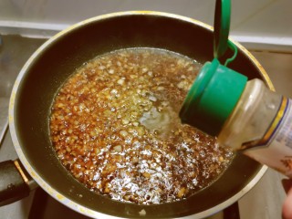 蒜蓉菜心,放入胡椒粉增香，翻拌均匀关火出锅。