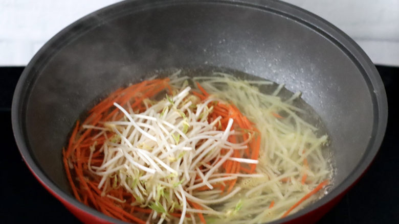 低卡饱腹的生菜卷,再放入绿豆芽。