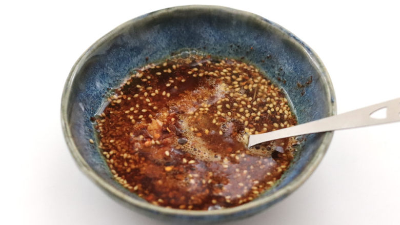 低卡饱腹的生菜卷,倒入热油搅拌均匀。