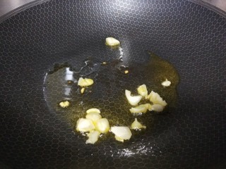 蒜蓉菜心,锅中倒入适量油炒香蒜蓉。