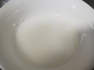 蒜蓉菜心,碗中加入淀粉，鸡精，水搅拌均匀倒入锅中。