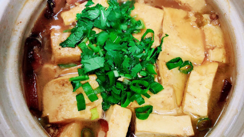 石锅豆腐,撒上香葱、香菜末。