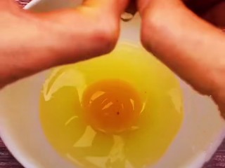 水嫩蒸蛋,打入碗中。