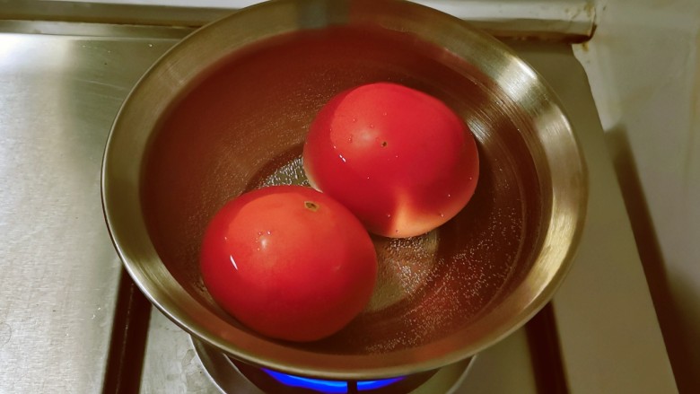 番茄炒莴笋,<a style='color:red;display:inline-block;' href='/shicai/ 59'>番茄</a>放入开水中汆烫，易于剥皮。