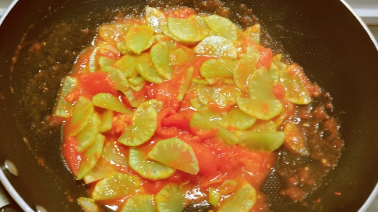 番茄炒莴笋,翻拌均匀入味，即可关火出锅。