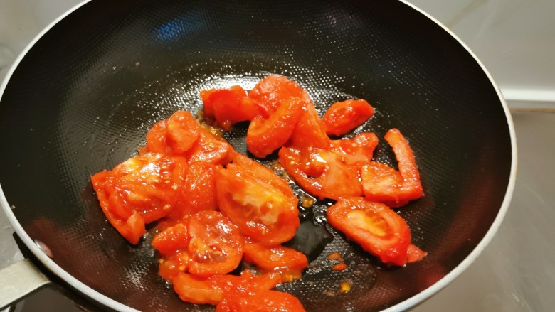 番茄炒莴笋,锅中留下底油，再加入1勺食用油继续加热，放入番茄翻炒。