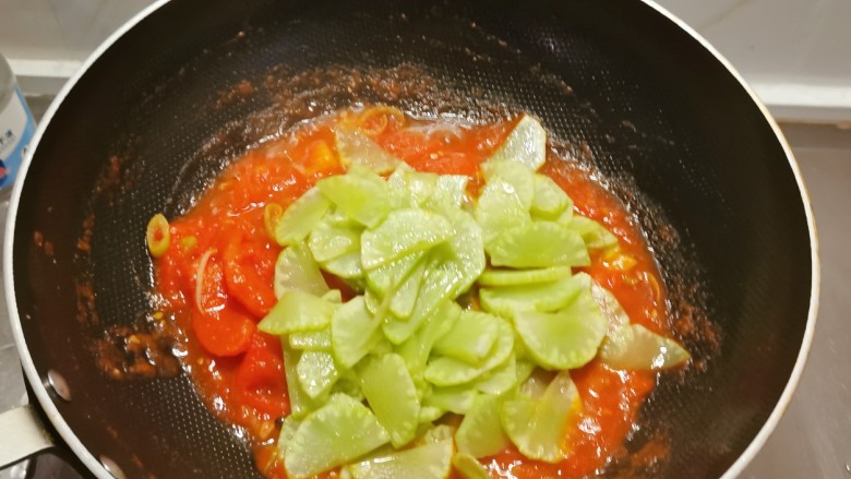 番茄炒莴笋,放入炒好的莴笋片。