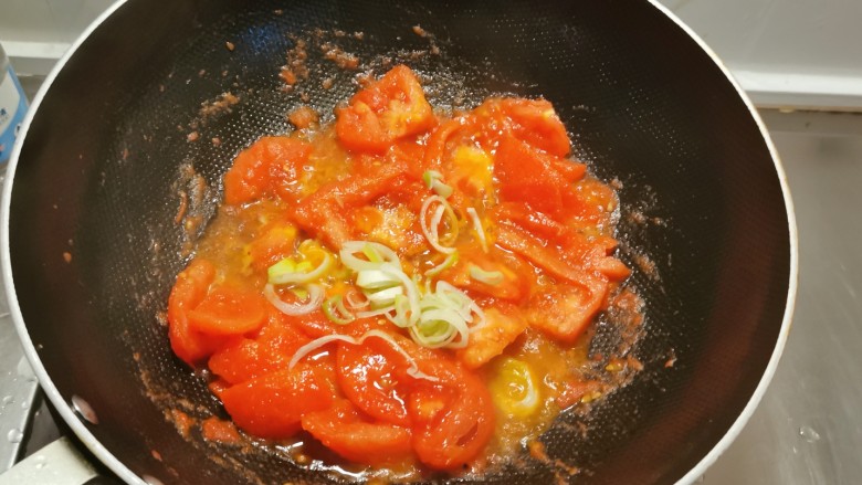 番茄炒莴笋,放入葱片翻炒。