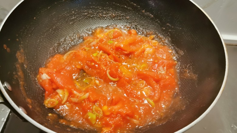 番茄炒莴笋,番茄已变得软烂。