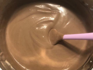 巧克力慕斯蛋糕,最后全部翻拌均匀，倒入到转换奥奥碎的模具里，冰箱冷藏至少4个小时。