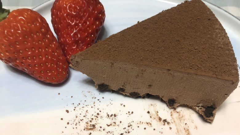 巧克力慕斯蛋糕,切开可以看到里面非常细腻，口感也是丝丝滑滑的。