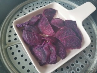 紫薯奶昔（低卡减脂）,然后把紫薯装入盘中上锅蒸熟