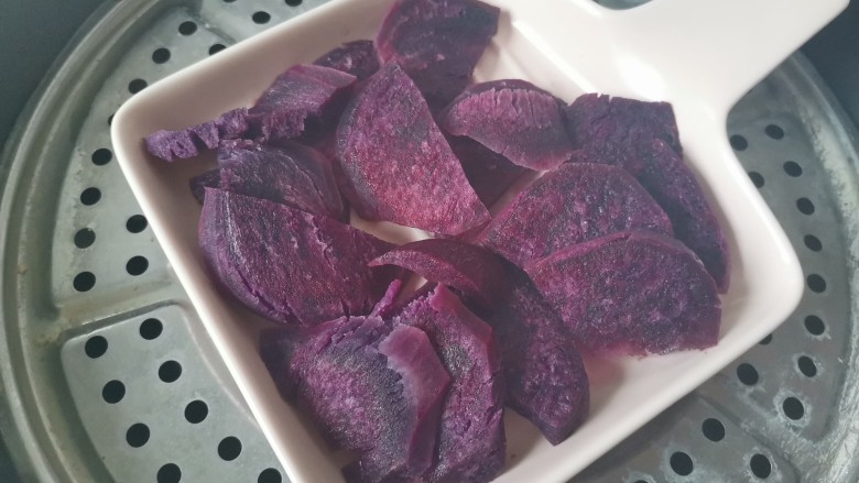 紫薯奶昔（低卡减脂）,然后把紫薯装入盘中上锅蒸熟