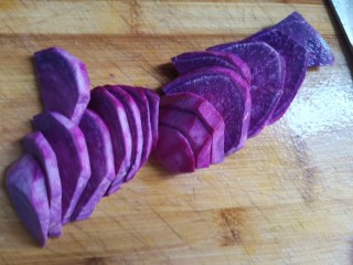紫薯奶昔（低卡减脂）,紫薯煮削皮切成片