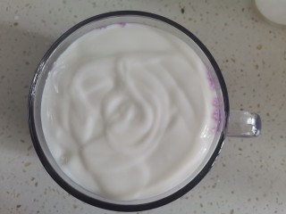 紫薯奶昔（低卡减脂）,上面再倒入自制浓稠酸奶
