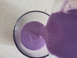 紫薯奶昔（低卡减脂）,再倒入杯中