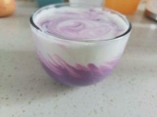 紫薯奶昔（低卡减脂）,用筷子稍微搅拌一下，使紫薯奶昔和酸奶的界限模糊，更好看