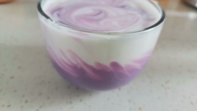 紫薯奶昔（低卡减脂）,用筷子稍微搅拌一下，使紫薯奶昔和酸奶的界限模糊，更好看