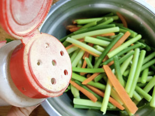 凉拌蒜苗,捞出后过凉水，加胡椒粉（或辣椒粉）增添风味