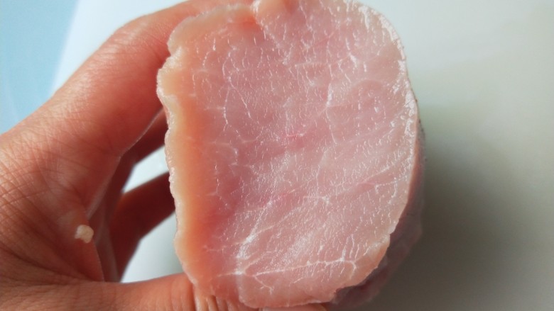 杏鲍菇炒肉丝，,切猪肉的时候不要顺丝切，横着切肉丝。