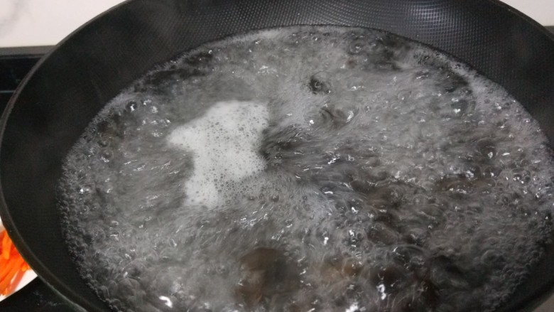 杏鲍菇炒肉丝，,锅中烧开水倒入木耳煮开锅。
