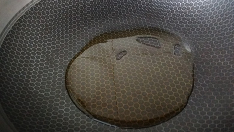 杏鲍菇炒肉丝，,锅中倒入适量油烧热。