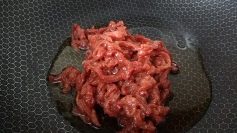 杏鲍菇炒肉丝，,倒入肉丝炒均匀。