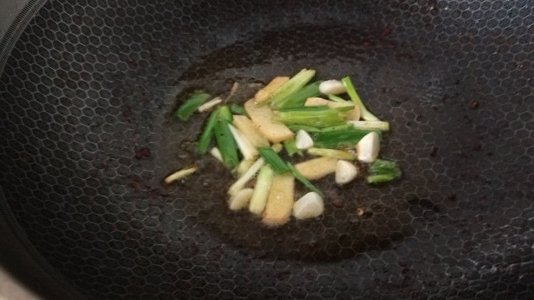 杏鲍菇炒肉丝，,放葱姜蒜炒变色捞出去留葱姜蒜油。