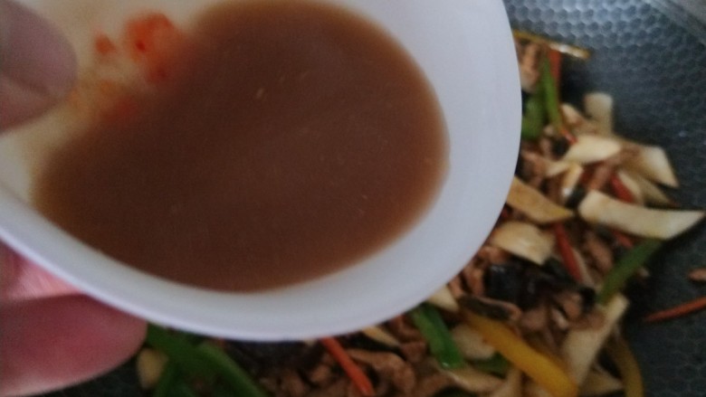 杏鲍菇炒肉丝，,倒入料汁。