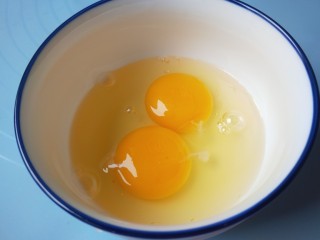 水嫩蒸蛋,打入碗中。