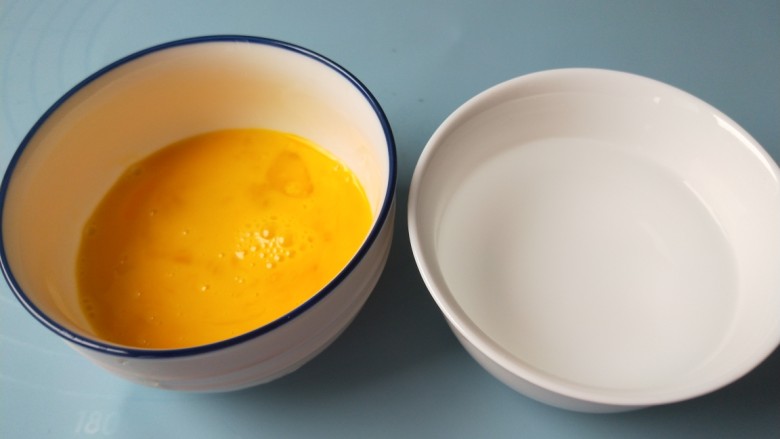 水嫩蒸蛋,半碗蛋液加半碗温水。