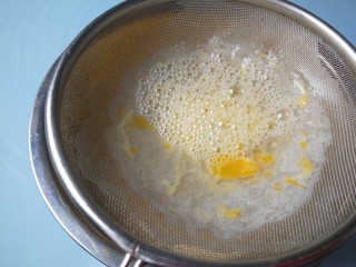 水嫩蒸蛋,为了更细腻过筛。