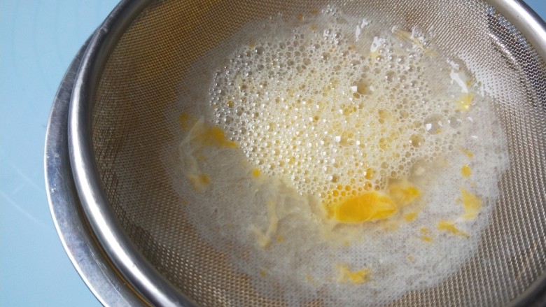 水嫩蒸蛋,为了更细腻过筛。