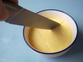 水嫩蒸蛋,用水果刀划成小方块。