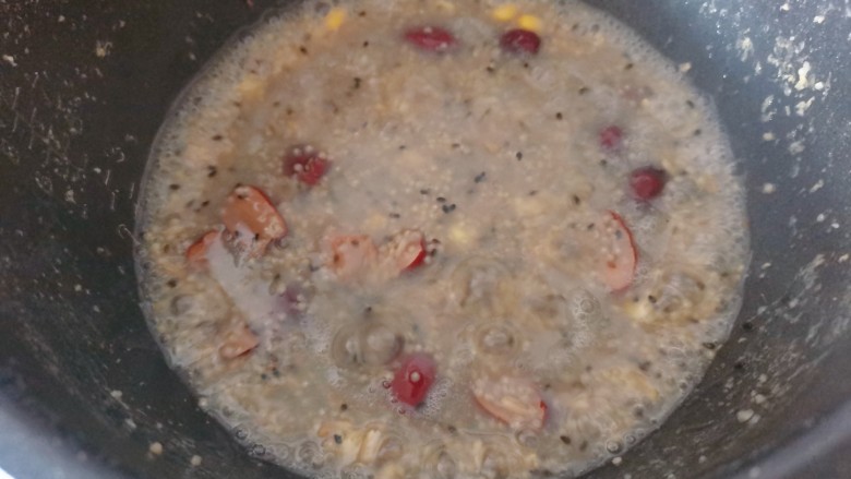 红枣小米燕麦粥,再倒入电饭煲里用勺子轻轻搅拌均匀
