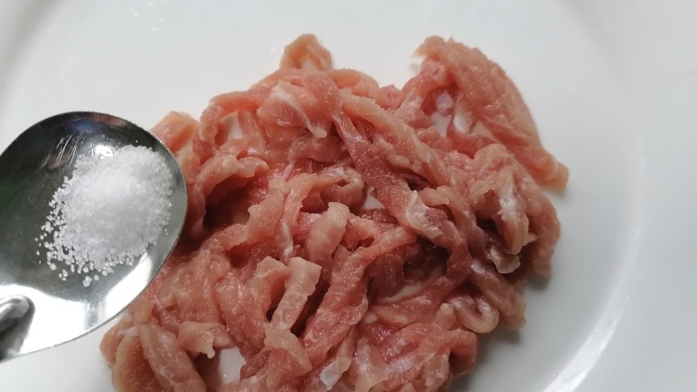 杏鲍菇炒肉丝,肉洗干净切成肉丝加入少许盐