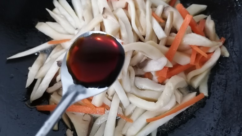 杏鲍菇炒肉丝,加入一勺生抽提鲜
