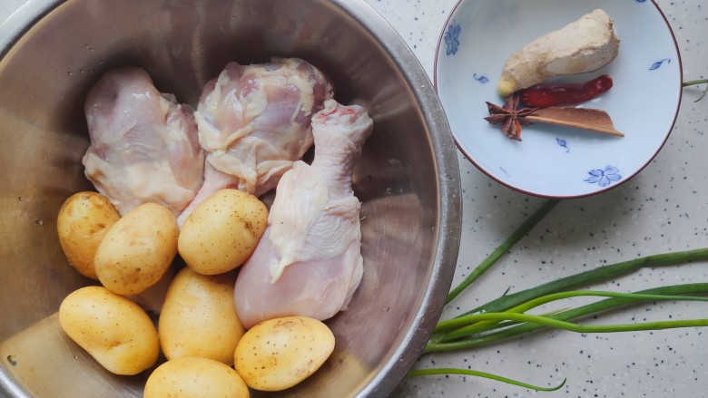土豆炖鸡腿,首先我们准备好所有食材
