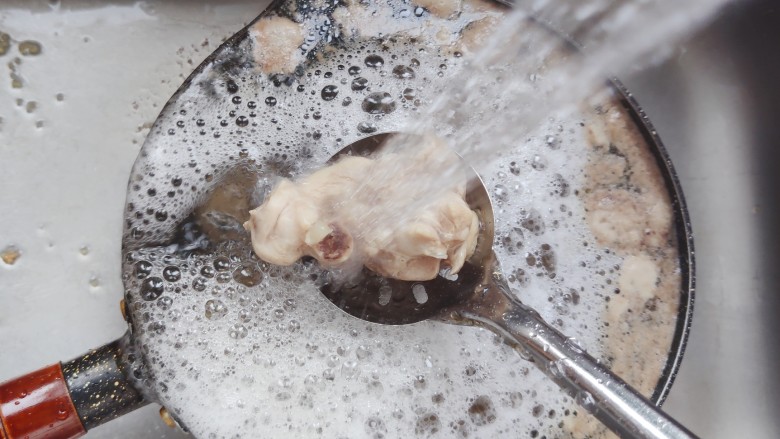 土豆炖鸡腿,煮好后用流动水冲洗掉表面的脏东西