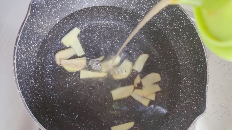 土豆炖鸡腿,锅内煮适量清水，水开后放入一半的姜片，并加适量料酒