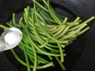 凉拌蒜苗,加入一勺盐使其颜色更翠绿