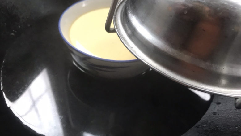 水嫩蒸蛋,先取出上面盖的碗