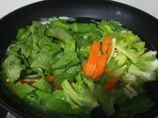 凉拌莴笋叶,开水下锅放几片木耳，莴笋叶胡萝卜一起焯一下水。
