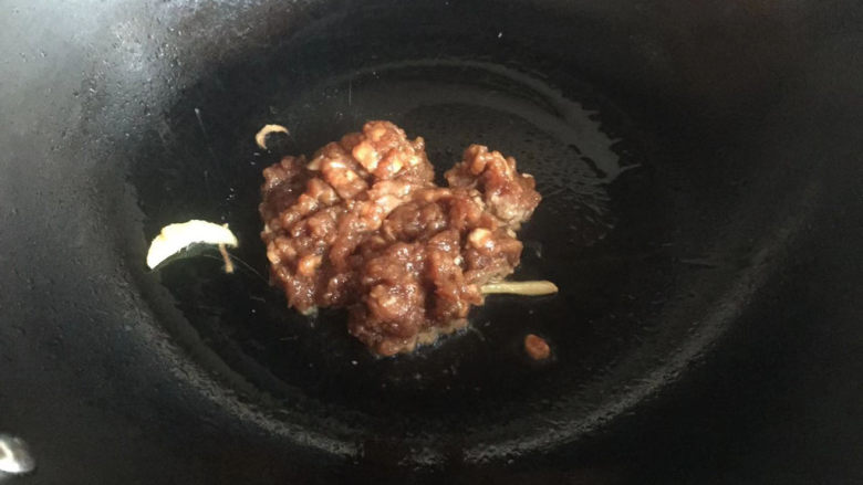 杏鲍菇炒肉丝,下入肉丝煸炒至变色