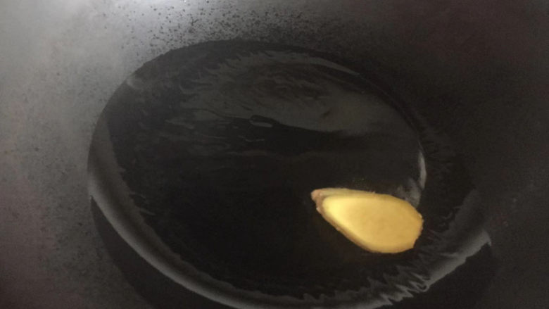 土豆炖鸡腿,热锅倒油，下入姜片