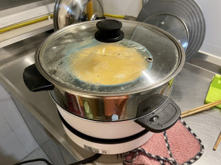 水嫩蒸蛋➕虾皮榨菜豆腐蒸水蛋,蒸锅上气，放入锅中，中火蒸12分钟，因为内脂豆腐含水量大，蒸的时间比平时多两分钟