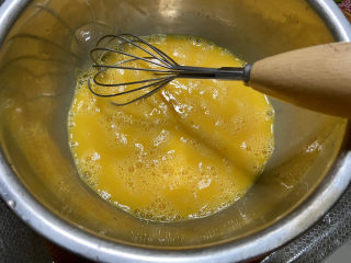 水嫩蒸蛋➕虾皮榨菜豆腐蒸水蛋,鸡蛋打入碗中，搅打成均匀蛋液