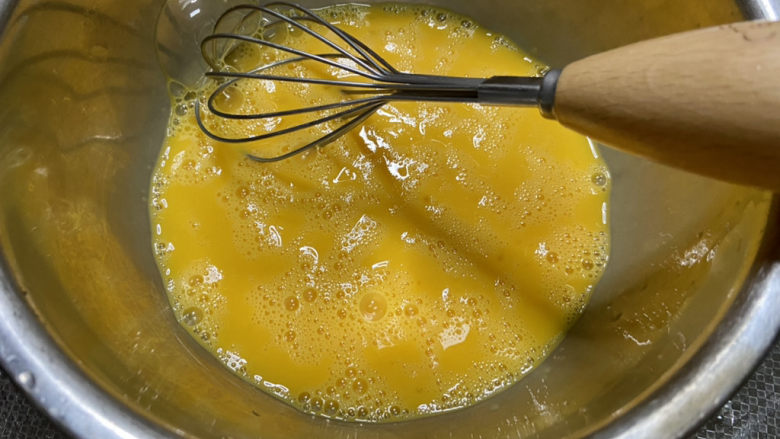 水嫩蒸蛋➕虾皮榨菜豆腐蒸水蛋,鸡蛋打入碗中，搅打成均匀蛋液