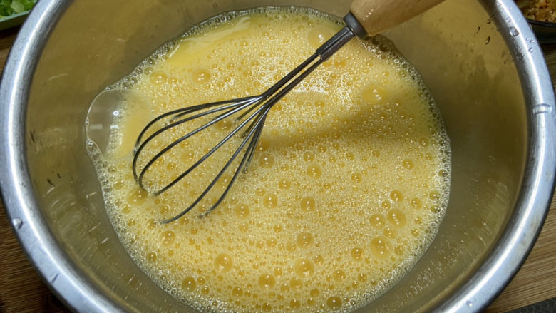 水嫩蒸蛋➕虾皮榨菜豆腐蒸水蛋,加入1.5倍的凉开水或纯净水，搅拌均匀