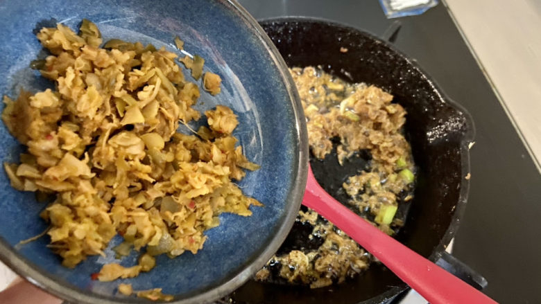 水嫩蒸蛋➕虾皮榨菜豆腐蒸水蛋,加入榨菜碎煸炒一分钟